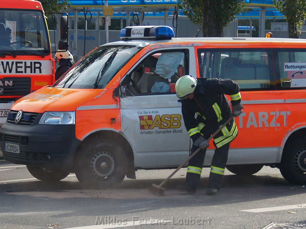 Schwerer VU Notarzt Pkw Koeln Ehrenfeld Weinsbergstr Oskar 101.JPG